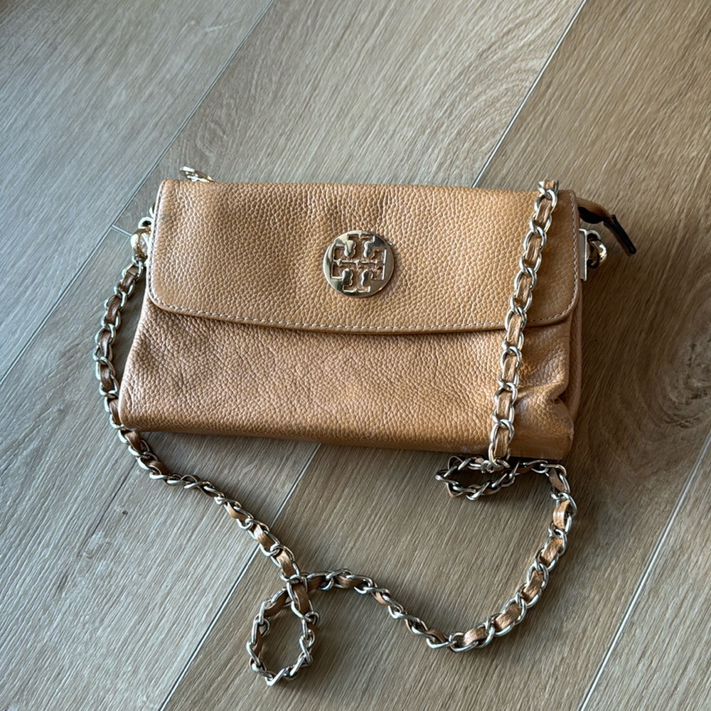 Small leather shoulder bag with chain. Authentic Tory Burch